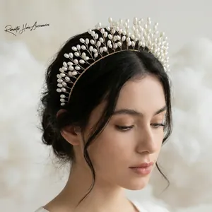 Gros plan détaillé du serre-tête artisanal doré avec perles élégantes pour mariages
