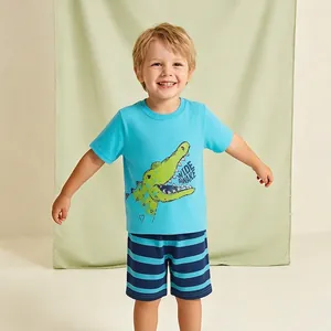 Jungen Sommer-Baumwollset mit blauem Krokodil-T-Shirt und gestreiften Shorts
