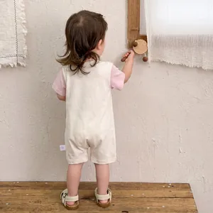 Kurzärmeliger Baby-Strampler aus weicher Baumwolle mit rosa Raglanärmeln für den Sommer