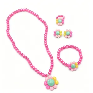 Dettaglio di un set di gioielli rosa da cinque pezzi con fiori per bambina e collana