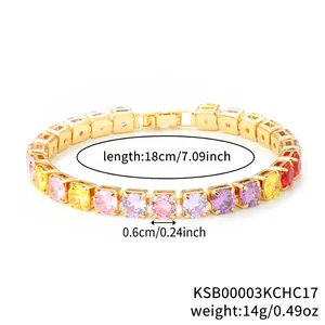 Bracelet tennis doré avec pierres en zircone AAA colorées sur fond blanc pur