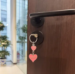 Detail eines rosa Emaille-Doppelherz-Schlüsselanhängers mit Gravur LOVE und MOM