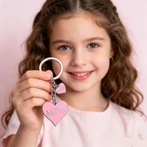 Detailaufnahme des rosa Herz-Schlüsselanhängers mit MOM und LOVE Metall-Anhängern