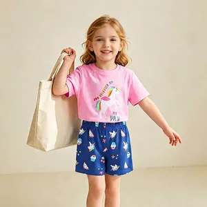 Completo due pezzi in cotone per bambine con t-shirt rosa unicorno e pantaloncini
