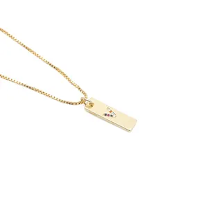 Makroaufnahme: Goldener Rechteck-Anhänger mit buntem Zirkonia-Buchstabe V an Box-Kette