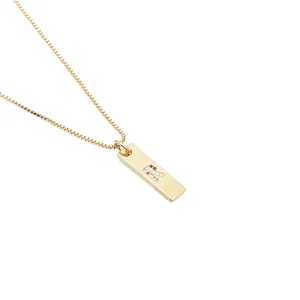 Detailansicht eines Goldanhängers mit Zirkonia-Buchstabe R an einer Box-Kette