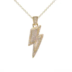 Gedetailleerde close-up van een goudkleurige bliksem hanger ketting met pavé gezette zirkoon