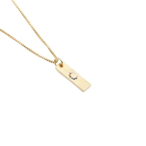 Detail der goldenen Venezianerkette und des rechteckigen Anhängers mit Regenbogen-Zirkonia