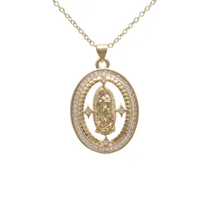 Gouden ketting met Virgin Mary hanger en zirkonia stenen op een witte achtergrond