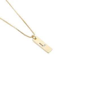 Nahaufnahme der Goldkette mit einem rechteckigen Anhänger und buntem Zirkonia-Buchstaben L