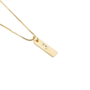 Detail der goldenen Boxkette und des rechteckigen Anhängers mit buntem Zirkonia-Buchstabe J