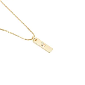 Detaillierte Makroansicht einer goldenen Box-Kette mit buntem Zirkonia-Buchstabe-H-Anhänger