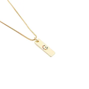 Goldene rechteckige Halskette mit bunten Zirkonia-Buchstaben G an einer Box-Kette