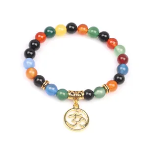 Détail du bracelet Arbre de Vie tissé avec perles colorées et breloque Om dorée