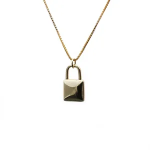 Elegante collana a catena veneziana dorata con ciondolo a lucchetto lucido da donna