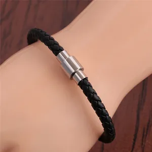 Detalle macro de la pulsera de cuero trenzado negro con cierre magnético de plata pulida