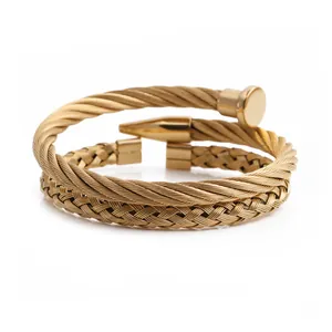 Bracciale a doppio strato in acciaio al titanio dorato con design a treccia e chiodi