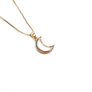 Collar de luna dorada con circonitas de colores y cadena de caja de diseño minimalista
