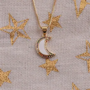 Collar de luna creciente dorada con circonitas de colores y colgante de esmalte blanco