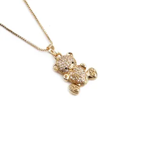 Collier pendentif ours doré serti de zircons blancs avec détail cœur sur chaîne