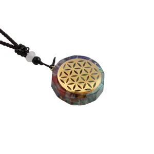 Détail du pendentif arbre de vie avec pierres colorées et collier en corde tressée