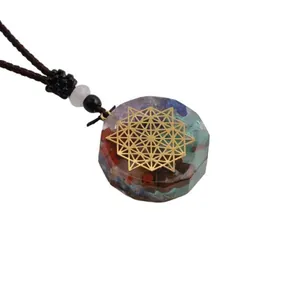 Vue macro du pendentif Orgone 7 Chakras avec arbre de vie et pierres d'énergie colorées