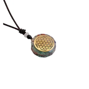 Vue macro du pendentif Orgone Arbre de Vie avec pierres naturelles et résine