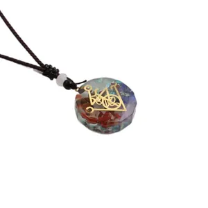 Gros plan du pendentif en résine arbre de vie 3D avec cristaux colorés et signes dorés