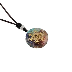 Détail macro du pendentif Orgonite avec cube de Métatron et cristaux colorés