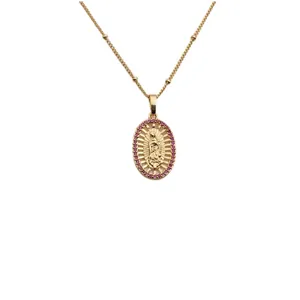 Dettaglio collana dorata con pendente ovale della Vergine Maria e zirconi rosa