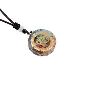 Détails du pendentif arbre de vie aux pierres colorées et symbole de l'œil d'Horus