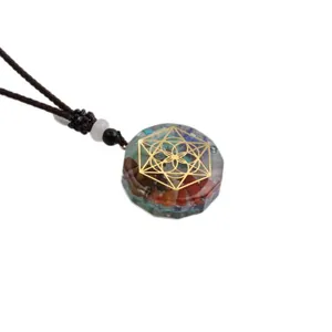 Détail du pendentif en cristal de l'arbre de vie 3D avec pierres de chakra colorées