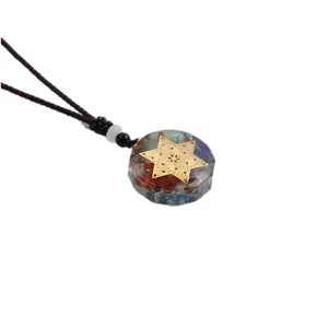 Détail du pendentif Orgone avec pierres multicolores et étoile hexagonale dorée