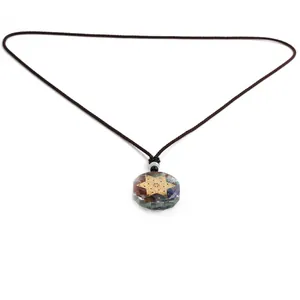 Macro d'un pendentif Orgone circulaire avec pierres naturelles colorées et hexagramme