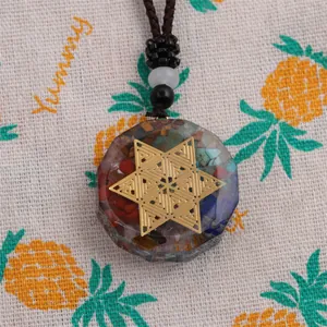 Détails d'un pendentif octogonal en résine avec cristaux naturels et hexagramme doré