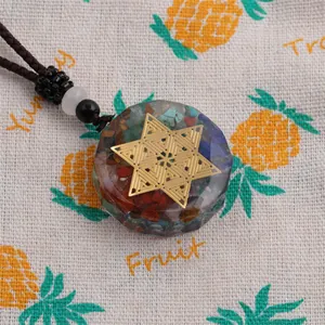 Détail macro du pendentif Orgonite hexagonal avec pierres et étoile de David en métal
