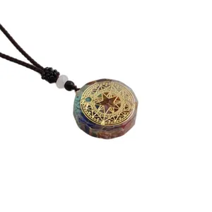Détail d'un pendentif Orgone Arbre de Vie avec pierres colorées et motif géométrique