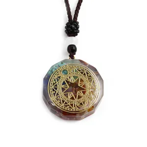 Détail macro du pendentif Orgonite arbre de vie avec pierres naturelles multicolores