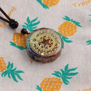 Détail du pendentif Orgone Arbre de Vie aux pierres colorées et cordon tressé