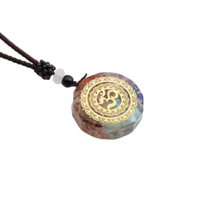Détail macro du pendentif arbre de vie en pierres d'énergie avec symbole Om