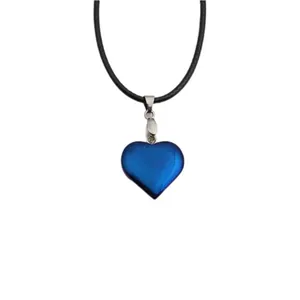 Blauwe doorschijnende hartvormige hanger aan een zwarte koordketting met zilveren sluiting