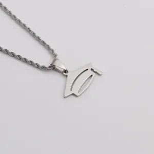 Vintage titanium stalen ketting met afstudeerhoed hanger aan zilveren koordketting