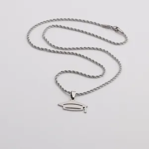Vintage zilveren titanium stalen ketting met een afstudeerhoed hanger aan een touwketting