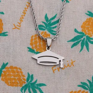 Roestvrijstalen ketting met afstudeerhoed hanger en een klassieke gedraaide touwketting