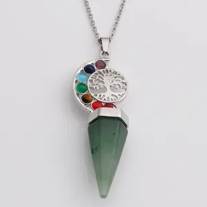 Detailansicht des Lebensbaum-Chakra-Anhängers mit grünem Stein und Silberkette