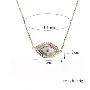 Detailweergave van de evil eye hanger 3x1,7cm en gewicht 6g aan een 40+5cm gouden ketting