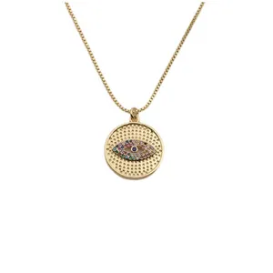 Detailopname van de gouden evil eye hanger met zirkonia en fijne schakelketting