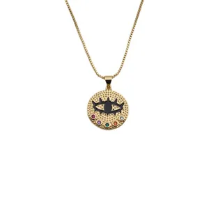 Detailopname van de boze oog hanger met gekleurde zirkonia's en gouden afwerking ketting