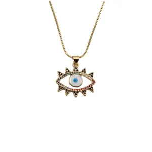 Detail van boze oog hanger met gekleurde zirkoonstenen en gouden franje ketting