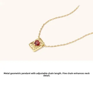 Detail van vierkante gouden hanger met rode hart edelsteen en verstelbare ketting